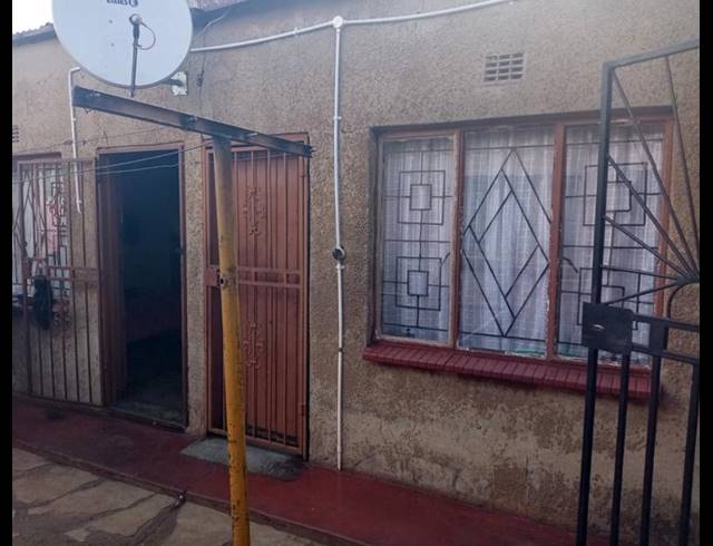 2 BEDROOM HOUSE FOR SALE IN SOTHO SECTION